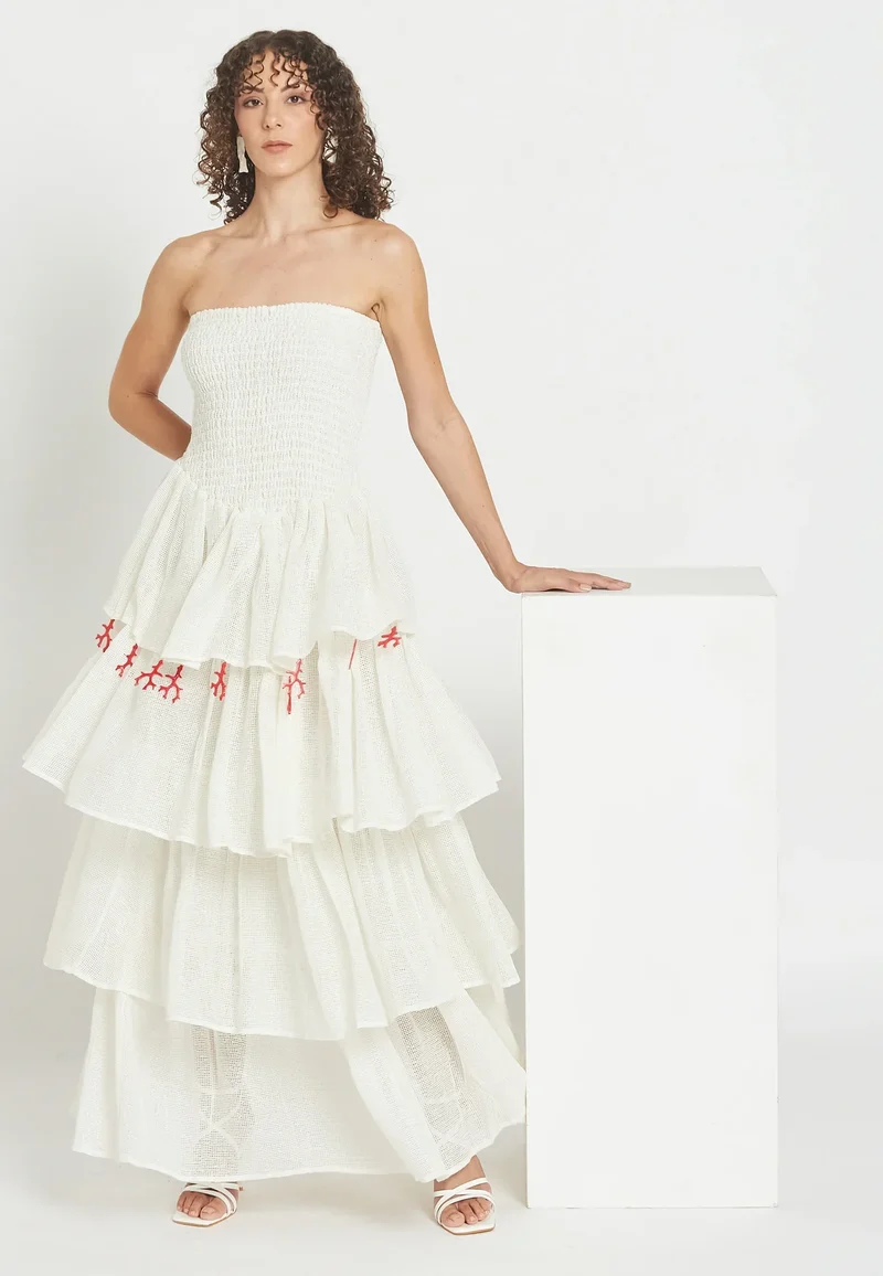 Damen Gestuftes Maxi-Kleid mit Schulterfreiem Ausschnitt | Gesmoktes Oberteil | Luftiges Sommerkleid mit Stickerei