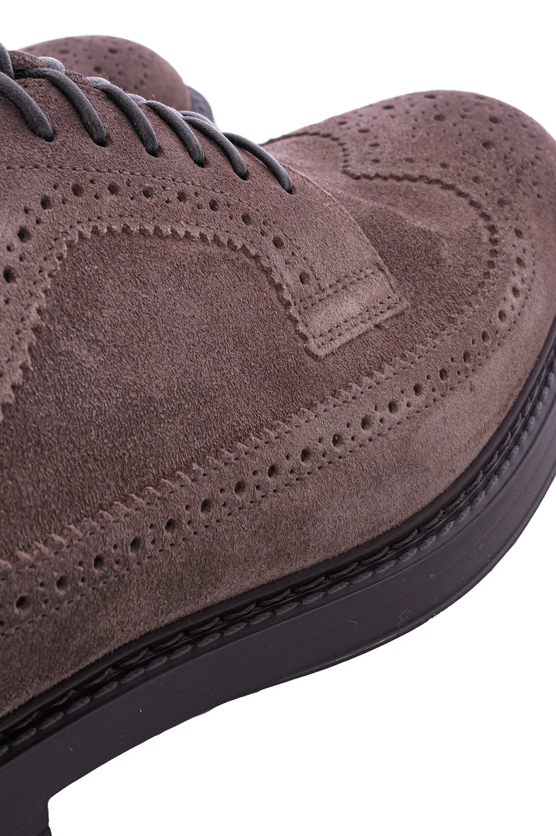 Schnürschuh mit Brogue-Lochung Kreide