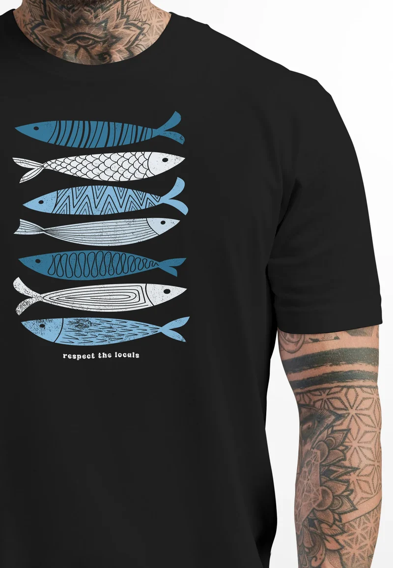 Herren T-Shirt Motiv Maritim Meer Fische Sommer Urlaub Spruch Respect the Locals Fashion Streetstyle