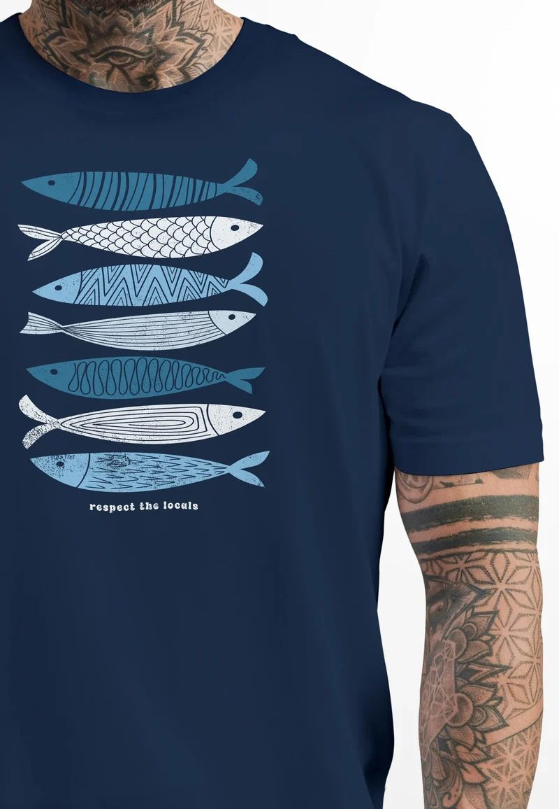 Herren T-Shirt Motiv Maritim Meer Fische Sommer Urlaub Spruch Respect the Locals Fashion Streetstyle
