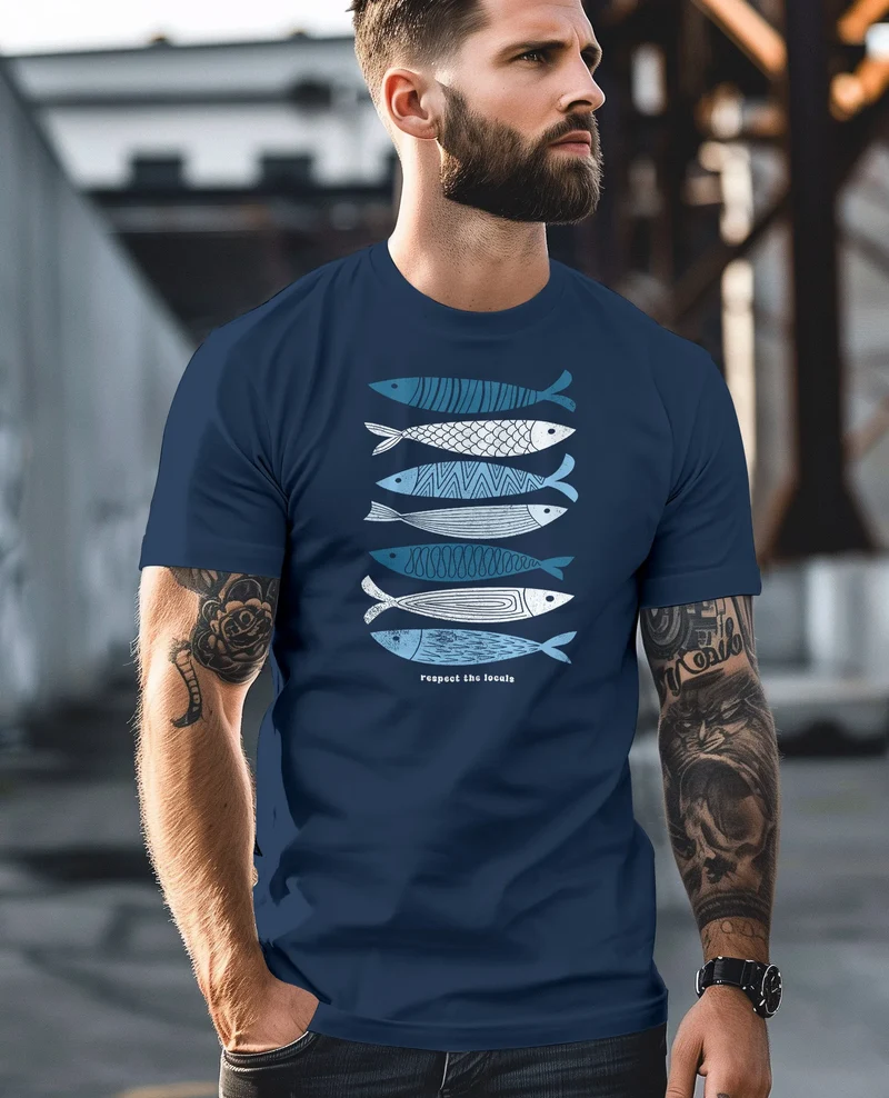 Herren T-Shirt Motiv Maritim Meer Fische Sommer Urlaub Spruch Respect the Locals Fashion Streetstyle