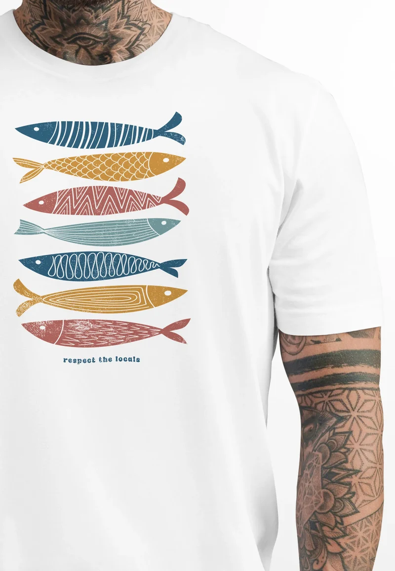 Herren T-Shirt Motiv Maritim Meer Fische Sommer Urlaub Spruch Respect the Locals Fashion Streetstyle
