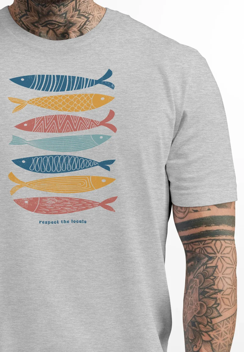 Herren T-Shirt Motiv Maritim Meer Fische Sommer Urlaub Spruch Respect the Locals Fashion Streetstyle