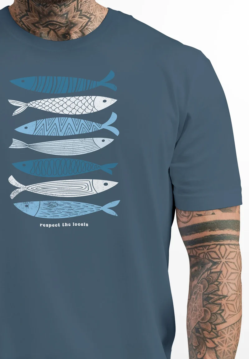 Herren T-Shirt Motiv Maritim Meer Fische Sommer Urlaub Spruch Respect the Locals Fashion Streetstyle
