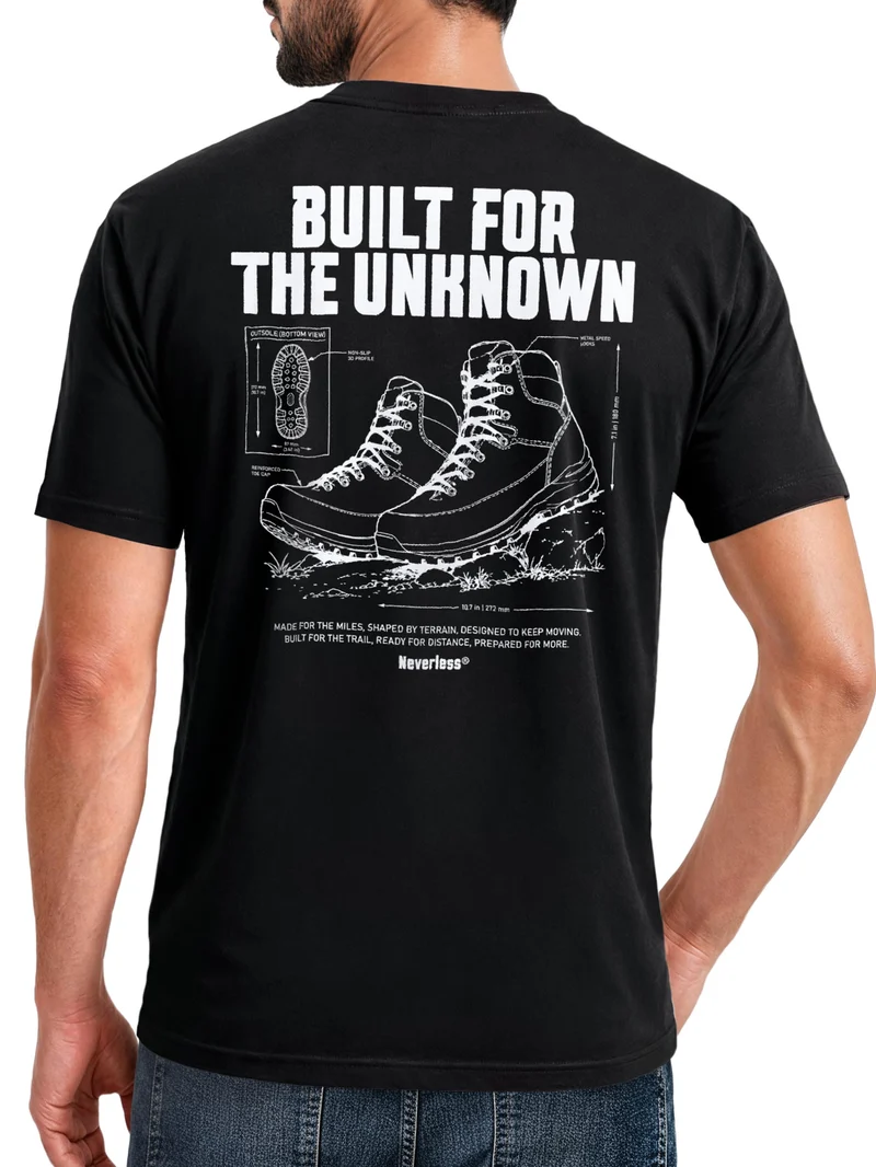 Herren T-Shirt Backprint Built for the Unknown Hiking Boots – Baumwollshirt Streetstyle Slim Fit