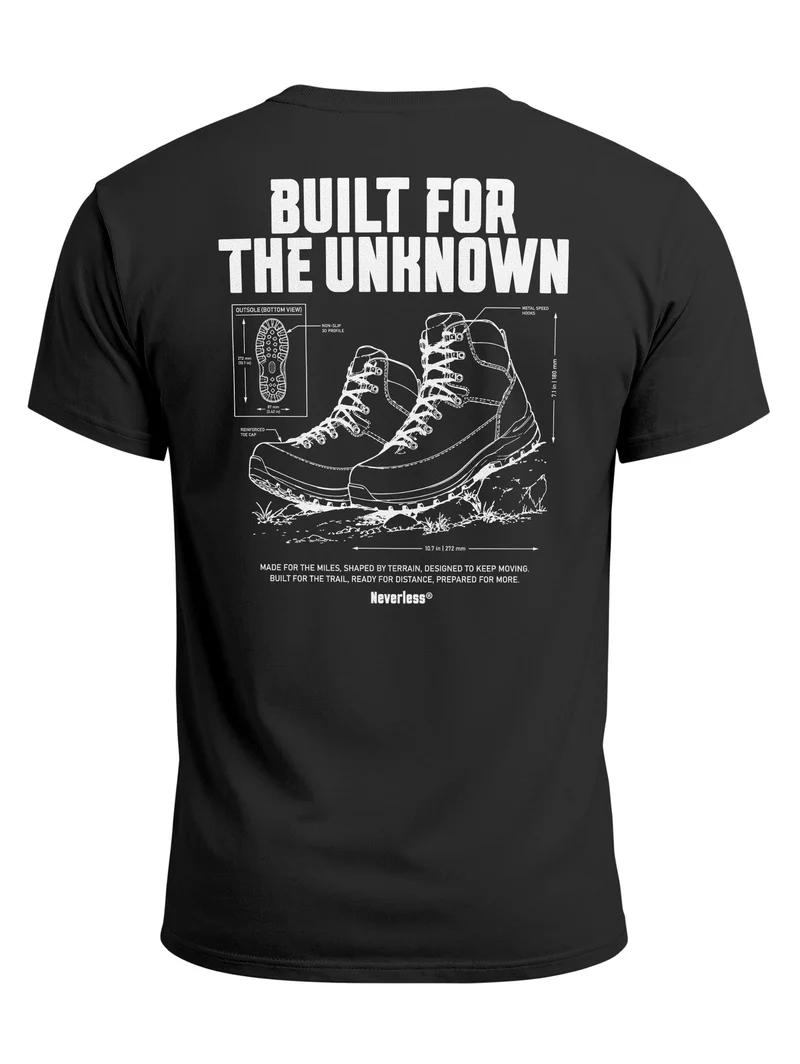 Herren T-Shirt Backprint Built for the Unknown Hiking Boots – Baumwollshirt Streetstyle Slim Fit