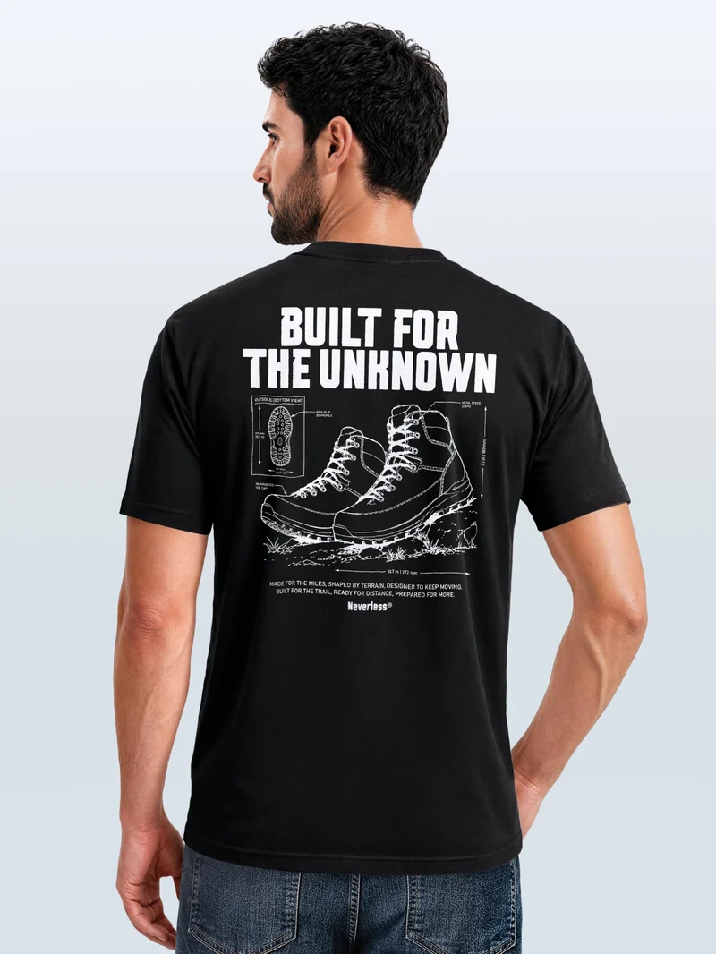 Herren T-Shirt Backprint Built for the Unknown Hiking Boots – Baumwollshirt Streetstyle Slim Fit