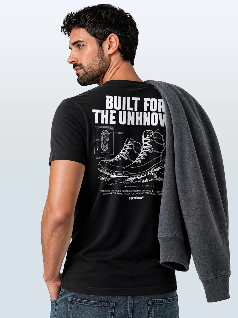 Herren T-Shirt Backprint Built for the Unknown Hiking Boots – Baumwollshirt Streetstyle Slim Fit