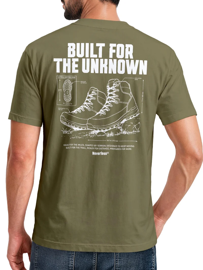 Herren T-Shirt Backprint Built for the Unknown Hiking Boots – Baumwollshirt Streetstyle Slim Fit
