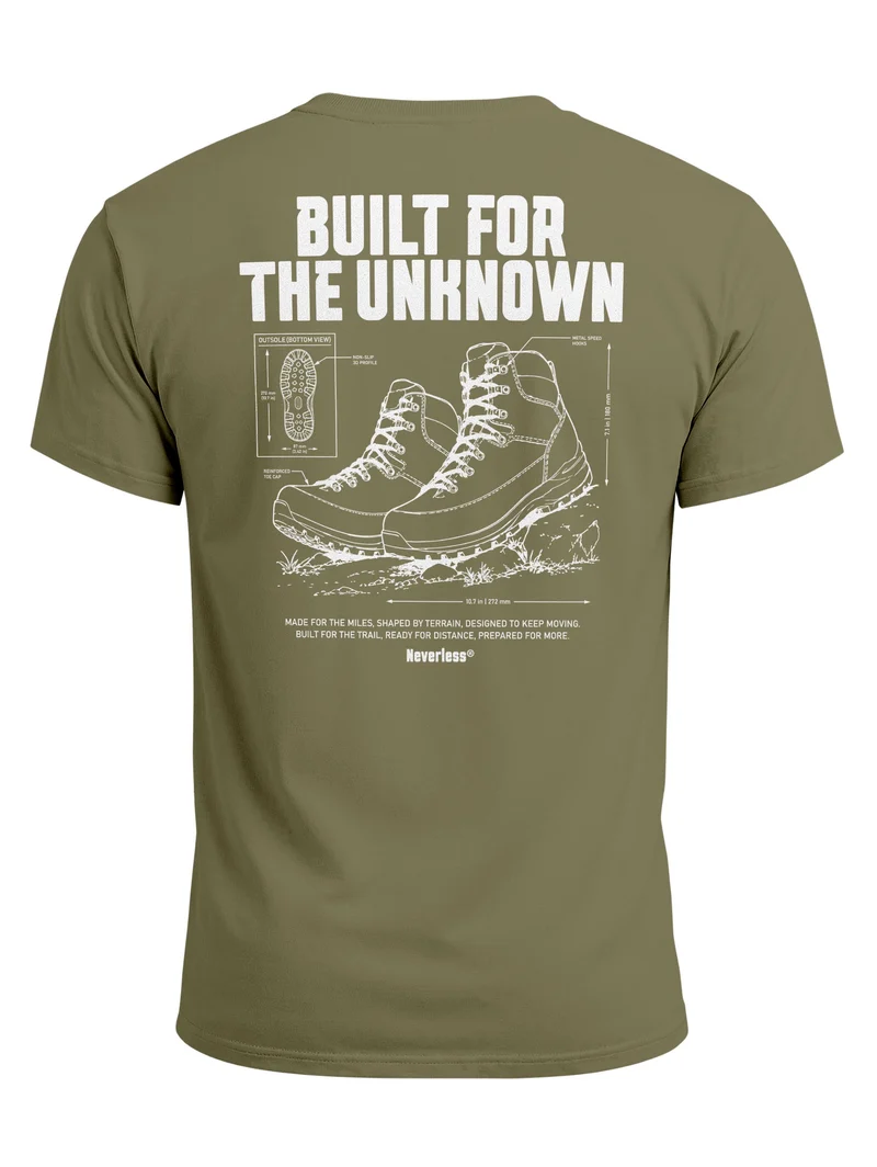 Herren T-Shirt Backprint Built for the Unknown Hiking Boots – Baumwollshirt Streetstyle Slim Fit