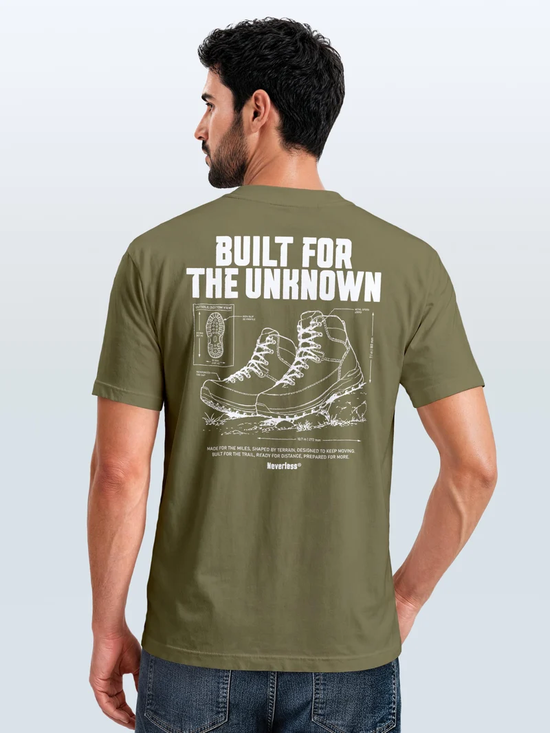 Herren T-Shirt Backprint Built for the Unknown Hiking Boots – Baumwollshirt Streetstyle Slim Fit