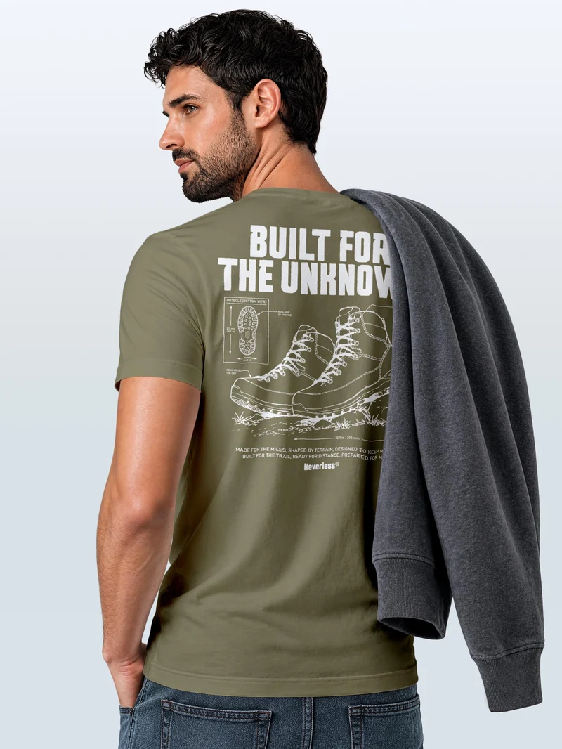 Herren T-Shirt Backprint Built for the Unknown Hiking Boots – Baumwollshirt Streetstyle Slim Fit
