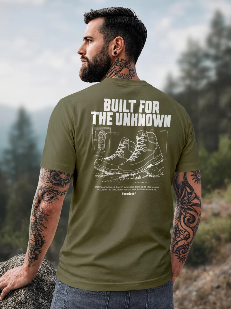 Herren T-Shirt Backprint Built for the Unknown Hiking Boots – Baumwollshirt Streetstyle Slim Fit