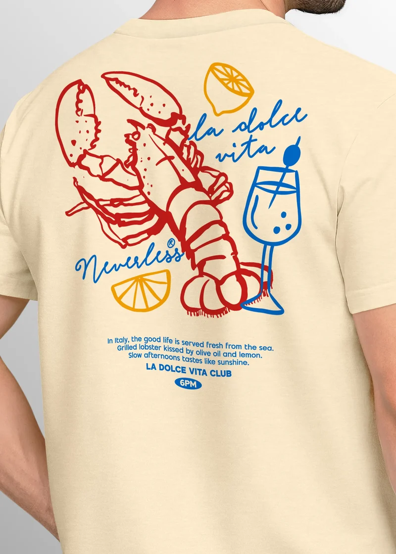 Herren T-Shirt La Dolce Vita Club – Sommer Grafikshirt mit Hummer Zitrone Wein Printshirt – Italien Lifestyle