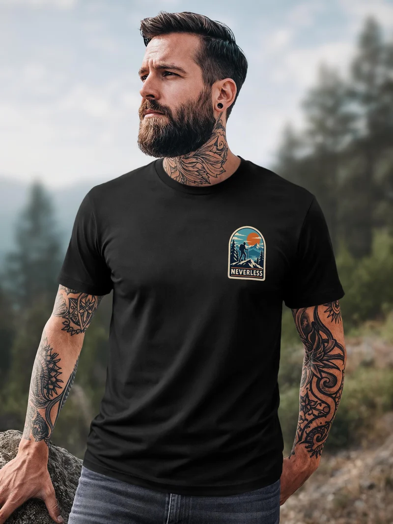 Herren T-Shirt Outdoor Hiking Badge Brustprint Slim Fit