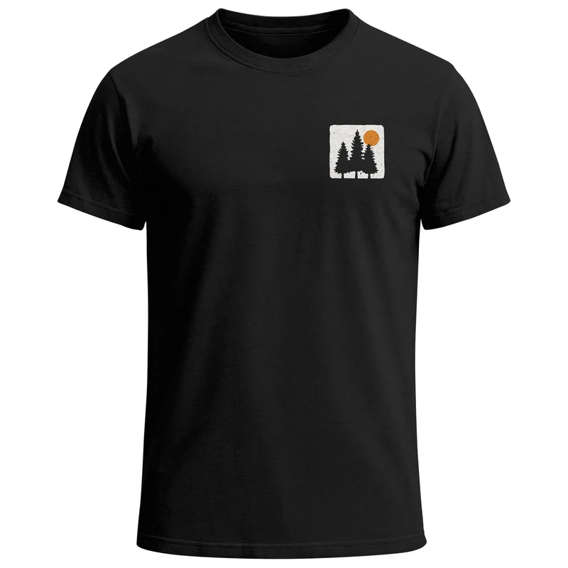 Herren T-Shirt mit Wald-Logo Outdoor Badge Naturmotiv Sommer Fashion Streetstyle Grafikshirt Kurzarm Baumwolle