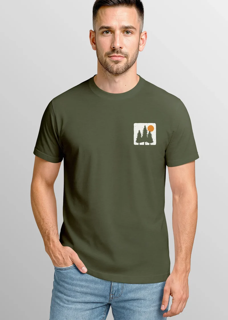 Herren T-Shirt mit Wald-Logo Outdoor Badge Naturmotiv Sommer Fashion Streetstyle Grafikshirt Kurzarm Baumwolle