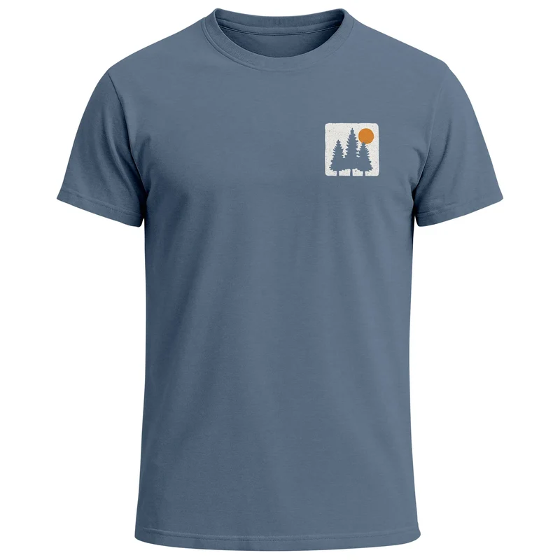Herren T-Shirt mit Wald-Logo Outdoor Badge Naturmotiv Sommer Fashion Streetstyle Grafikshirt Kurzarm Baumwolle