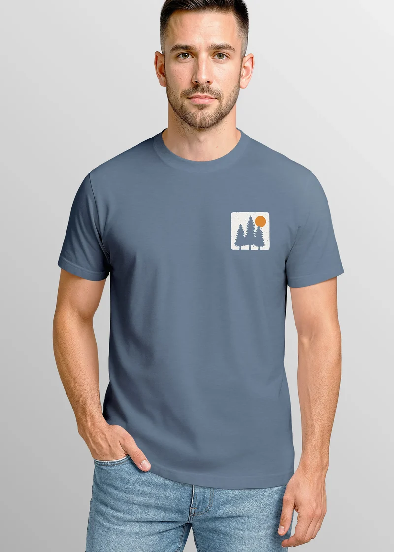Herren T-Shirt mit Wald-Logo Outdoor Badge Naturmotiv Sommer Fashion Streetstyle Grafikshirt Kurzarm Baumwolle