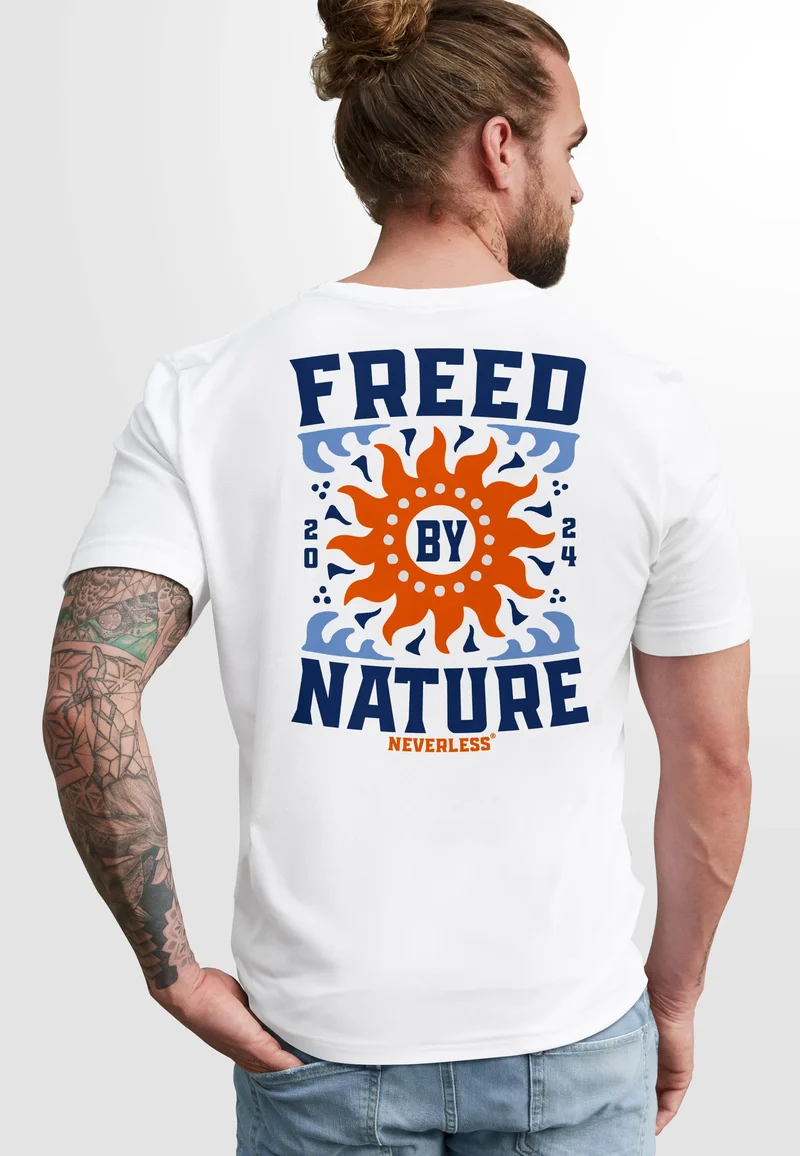 Backprint TShirt Herren Abstrakt Natur Sonne Wellen Aufschrift Freed by Nature Fashion Streetstyle