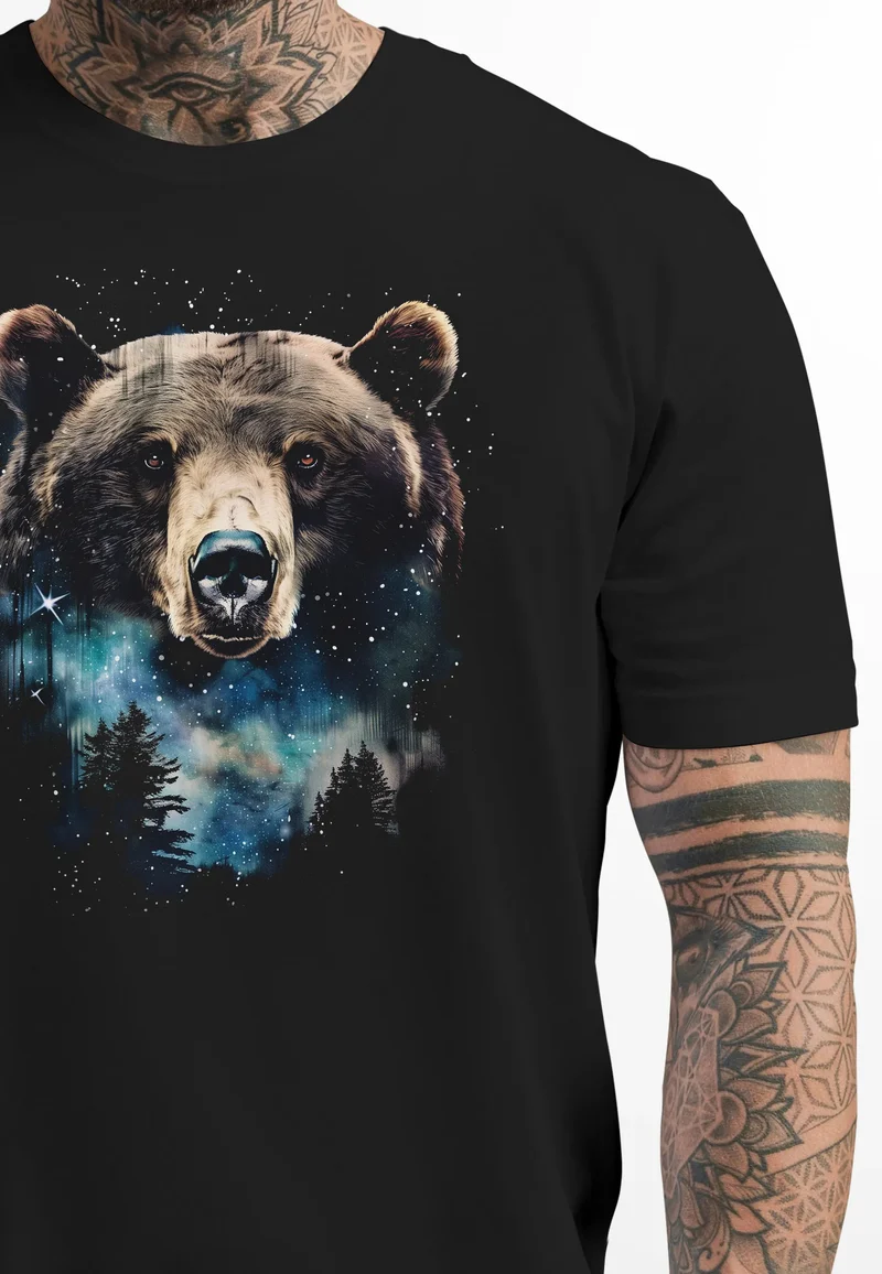Herren T-Shirt mit Frontprint Bär Sterne Wildnis Motiv Outdoor Aufdruck Fashion Streetstyle