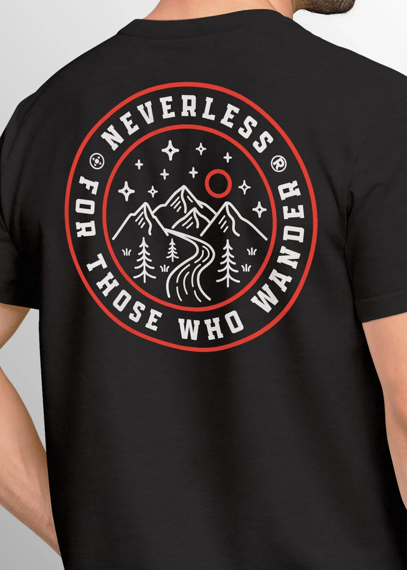 Herren T-Shirt Backprint Adventure Badge Outdoor Emblem Fashion Streetstyle Männer