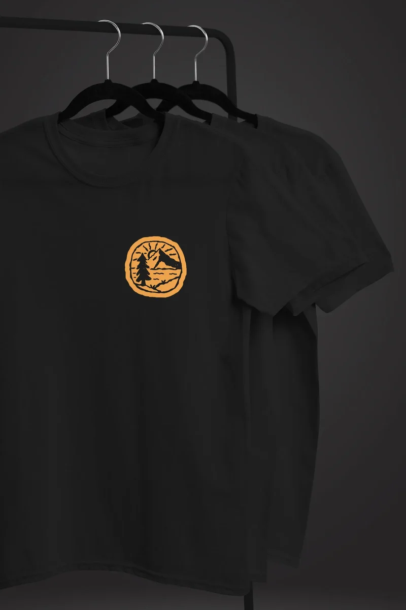 Herren T-Shirt Print Logo Badge Landschaft Natur Berge Wandern Outdoor Fashion