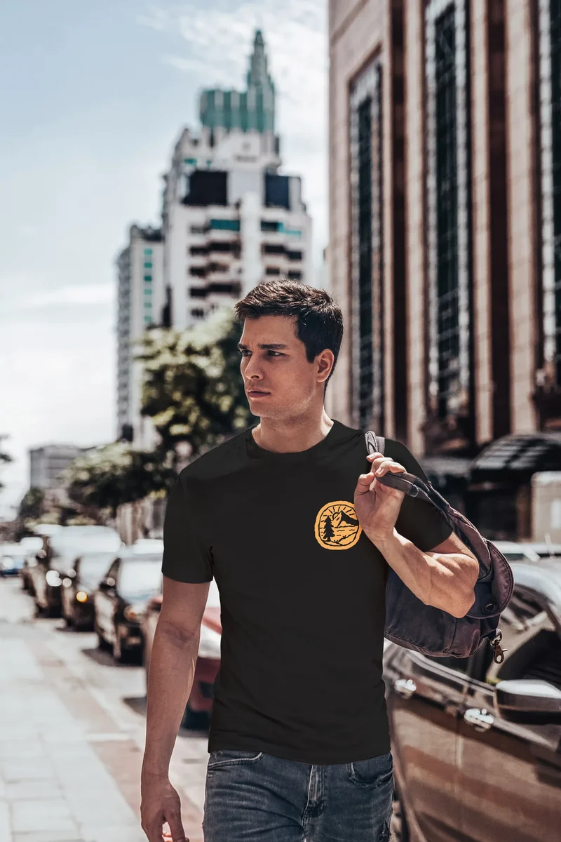 Herren T-Shirt Print Logo Badge Landschaft Natur Berge Wandern Outdoor Fashion