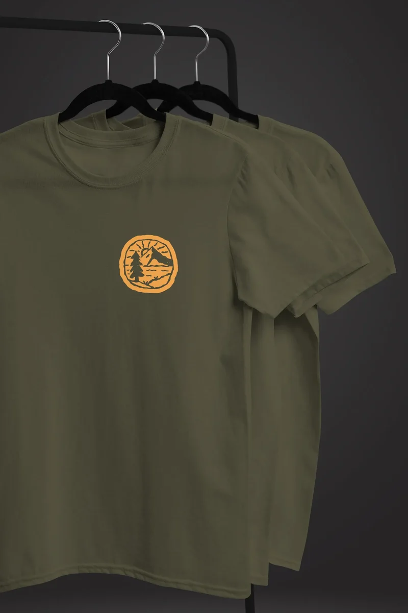 Herren T-Shirt Print Logo Badge Landschaft Natur Berge Wandern Outdoor Fashion