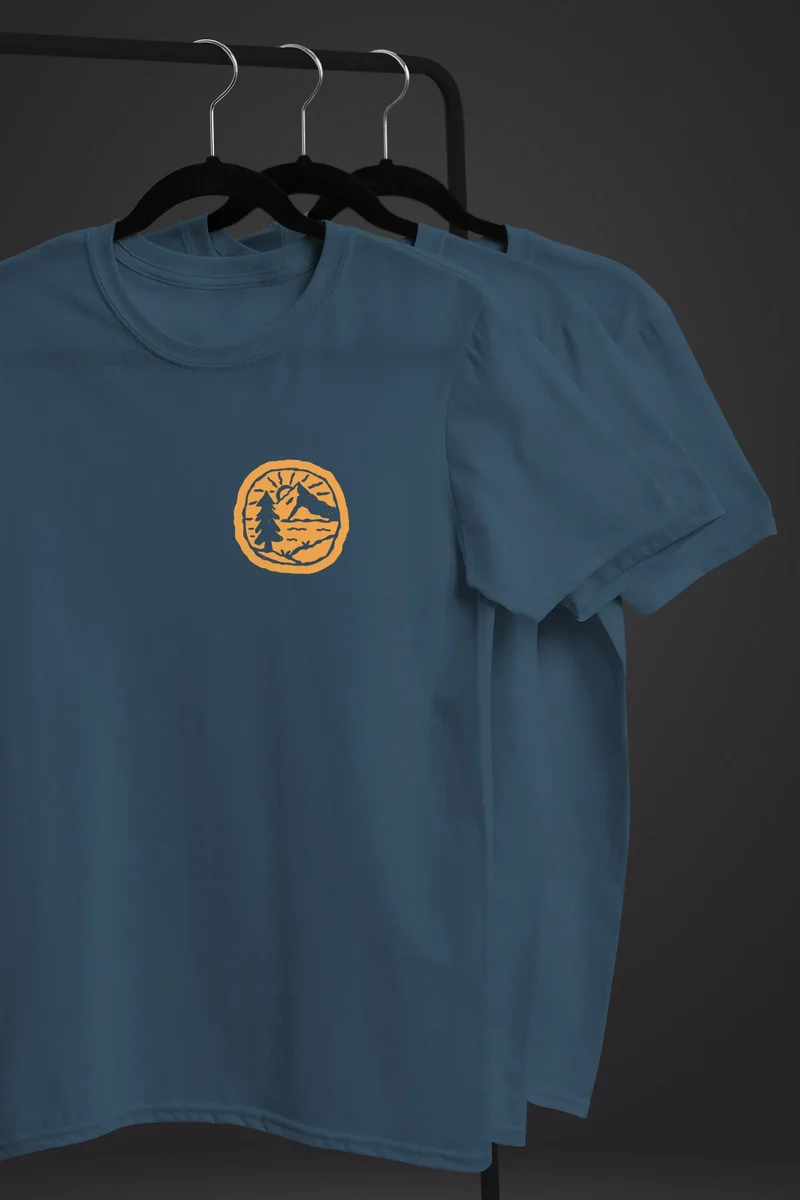Herren T-Shirt Print Logo Badge Landschaft Natur Berge Wandern Outdoor Fashion