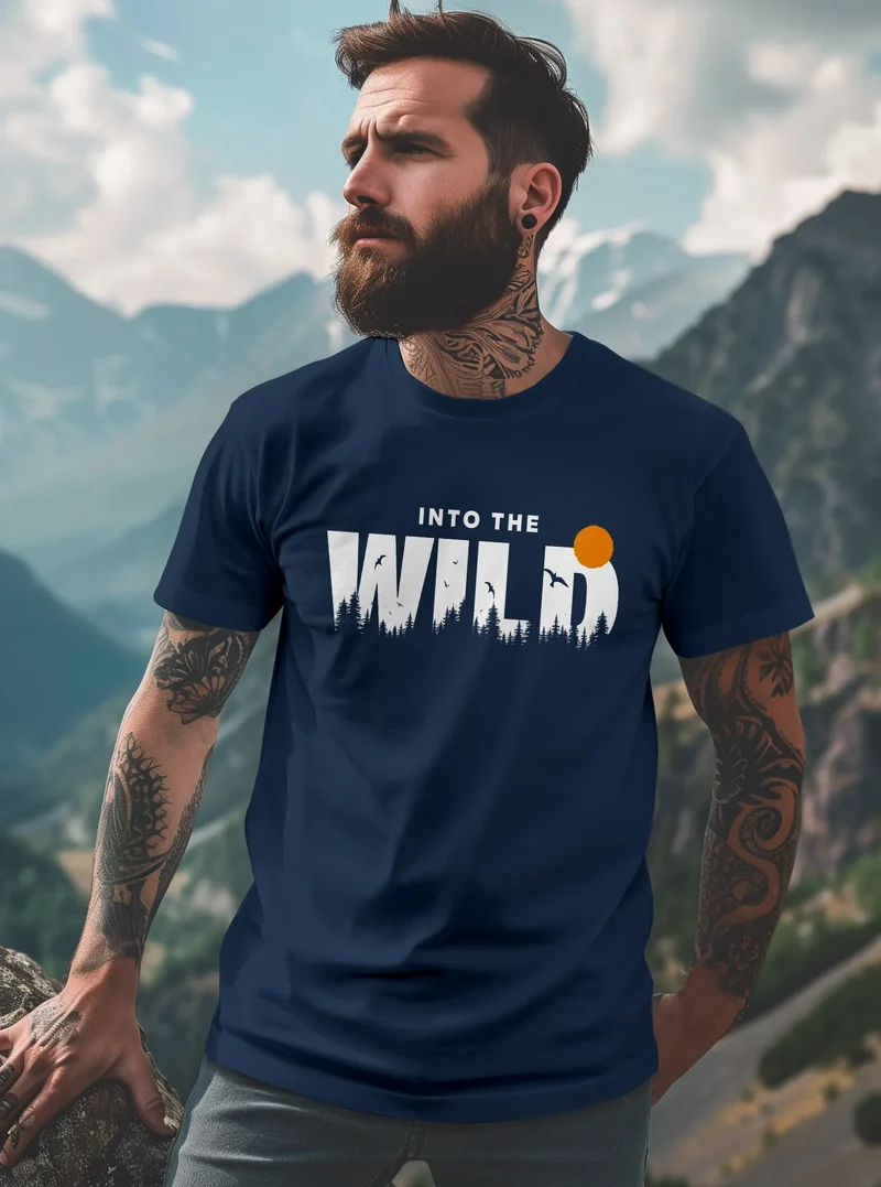Herren T-Shirt Brustprint Bedruckt Into the Wild Schriftzug Outdoor Fashion Streetstyle Grafik-Shirt