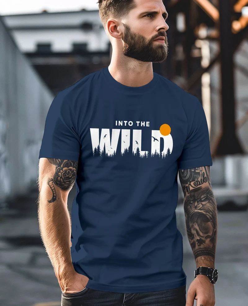 Herren T-Shirt Brustprint Bedruckt Into the Wild Schriftzug Outdoor Fashion Streetstyle Grafik-Shirt
