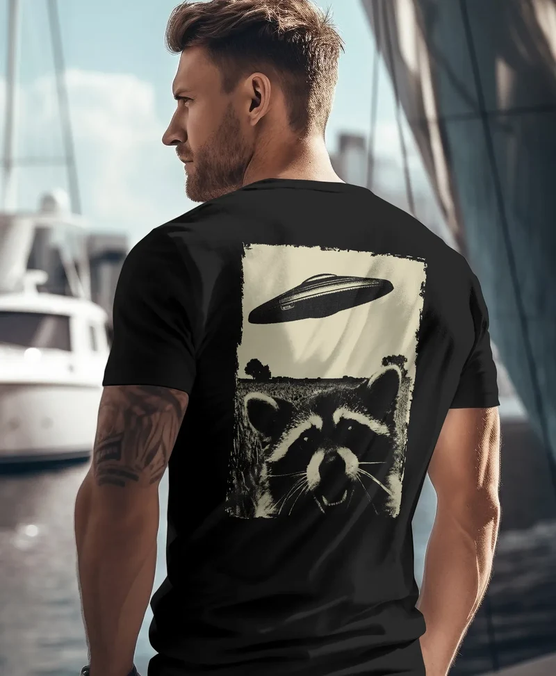 Herren T-Shirt UFO Waschbär Aliens Fotodruck Printshirt Backprint Fashion Streetstyle
