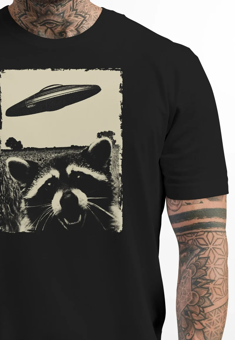 Herren T-Shirt UFO Waschbär Aliens Fotodruck Printshirt Frontprint Fashion Streetstyle Fashion Streetstyle