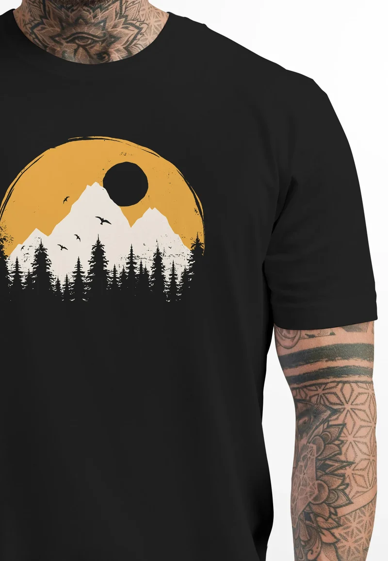Herren T-Shirt Outdoor Print Natural Badge Logo Wandern Fashion Streetstyle