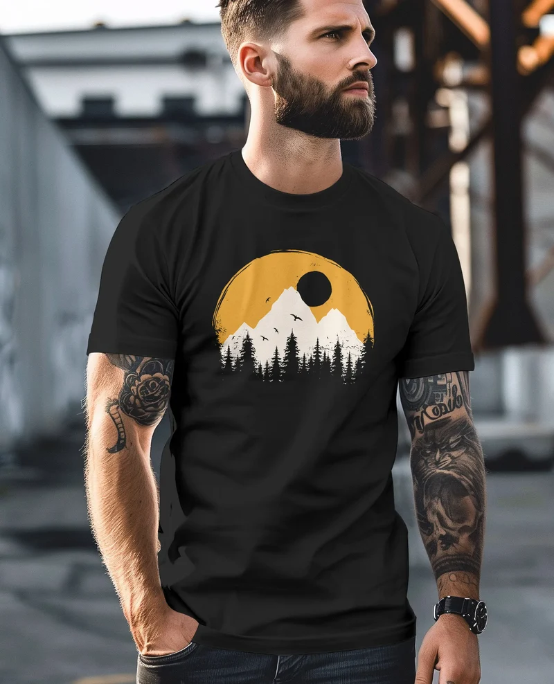 Herren T-Shirt Outdoor Print Natural Badge Logo Wandern Fashion Streetstyle