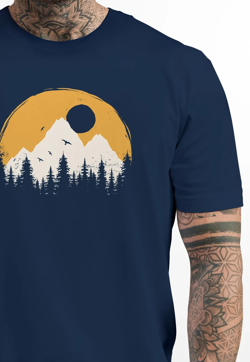 Herren T-Shirt Outdoor Print Natural Badge Logo Wandern Fashion Streetstyle