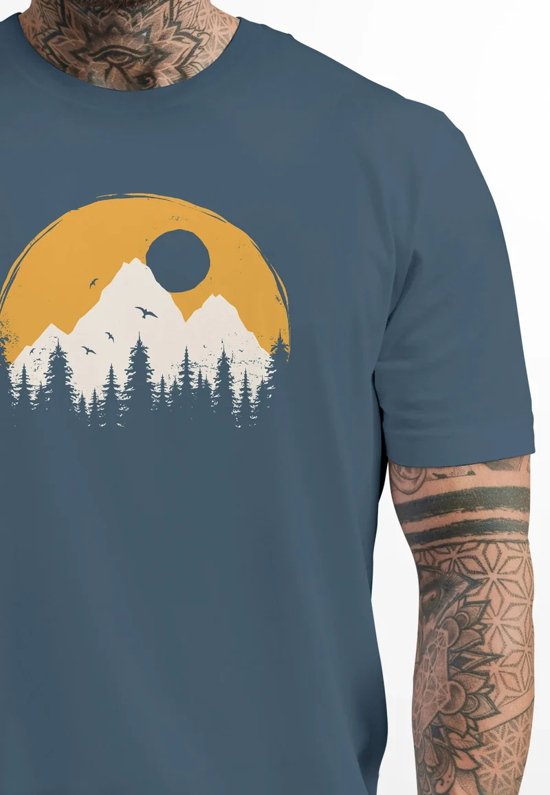 Herren T-Shirt Outdoor Print Natural Badge Logo Wandern Fashion Streetstyle