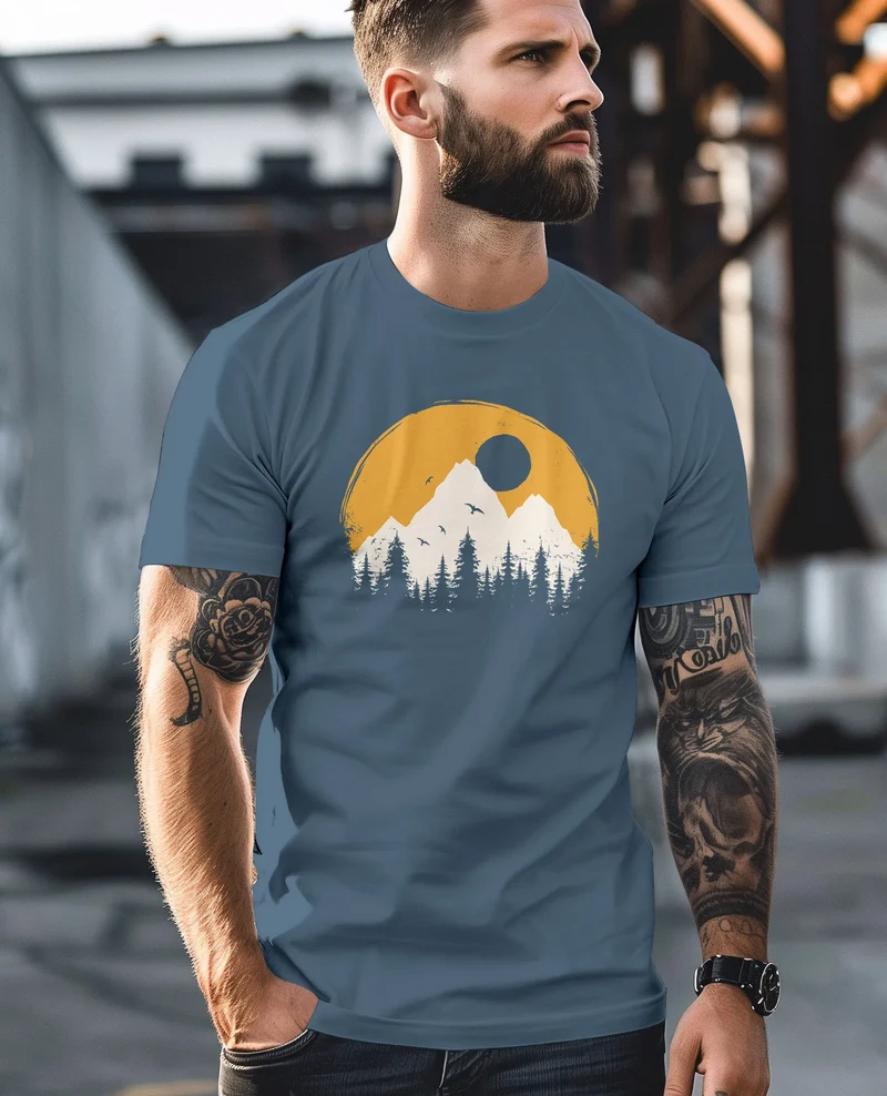 Herren T-Shirt Outdoor Print Natural Badge Logo Wandern Fashion Streetstyle