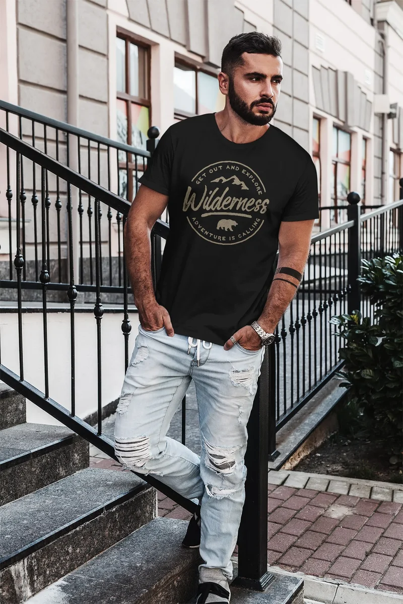 Herren T-Shirt Adventure Logo Berge Mountain Bär Wilderness Schriftzug Fashion Streetstyle