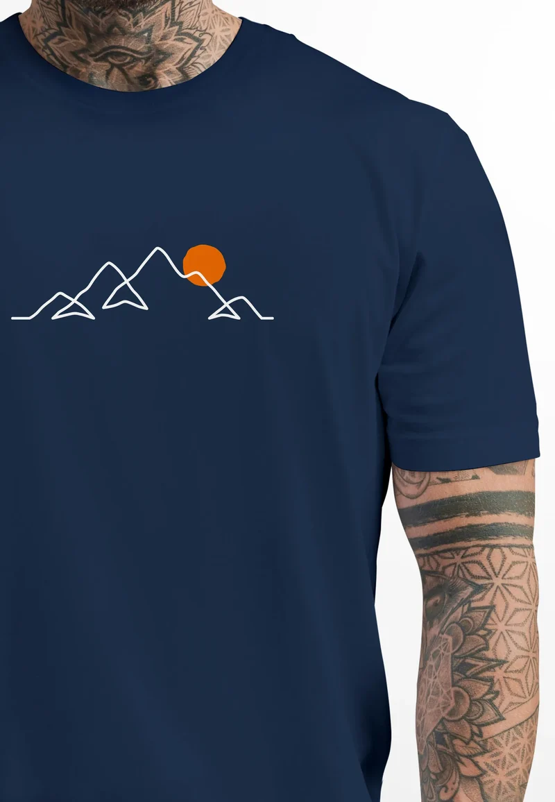 Herren T-Shirt Frontprint Line-Art Berge Wandern Natur Outdoor Fashion Streetstyle