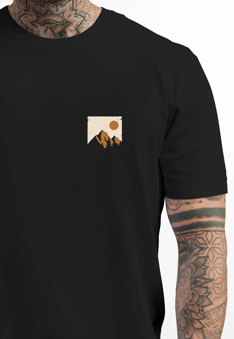 Herren T-Shirt Outdoor Adventure Printshirt Brustlogo Natur Berge Wandern Fashion Streetstyle