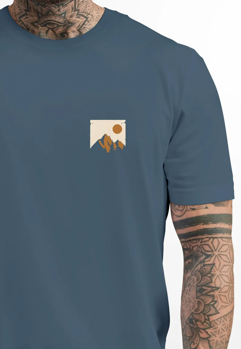Herren T-Shirt Outdoor Adventure Printshirt Brustlogo Natur Berge Wandern Fashion Streetstyle