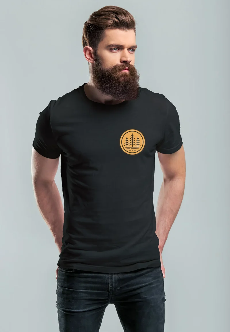 Herren T-Shirt Wald Bäume Logo Badge Naturliebhaber Outdoor Fashion Streetstyle