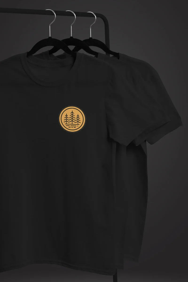 Herren T-Shirt Wald Bäume Logo Badge Naturliebhaber Outdoor Fashion Streetstyle