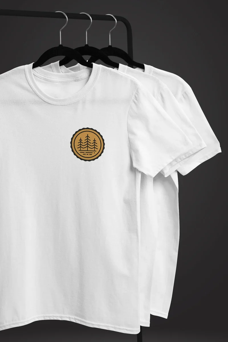 Herren T-Shirt Wald Bäume Logo Badge Naturliebhaber Outdoor Fashion Streetstyle
