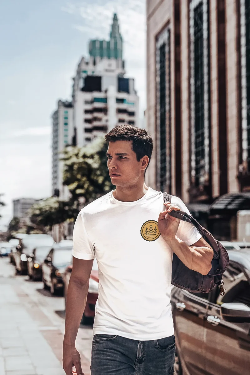 Herren T-Shirt Wald Bäume Logo Badge Naturliebhaber Outdoor Fashion Streetstyle