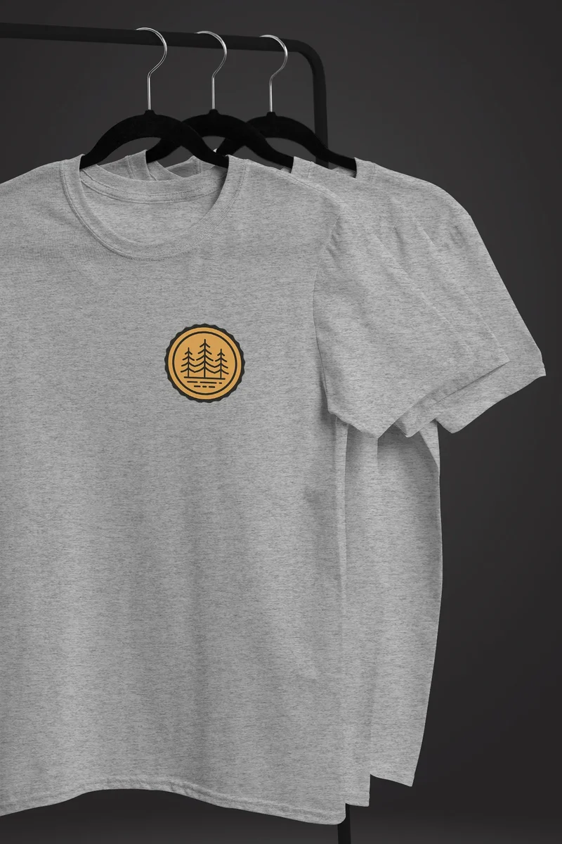 Herren T-Shirt Wald Bäume Logo Badge Naturliebhaber Outdoor Fashion Streetstyle