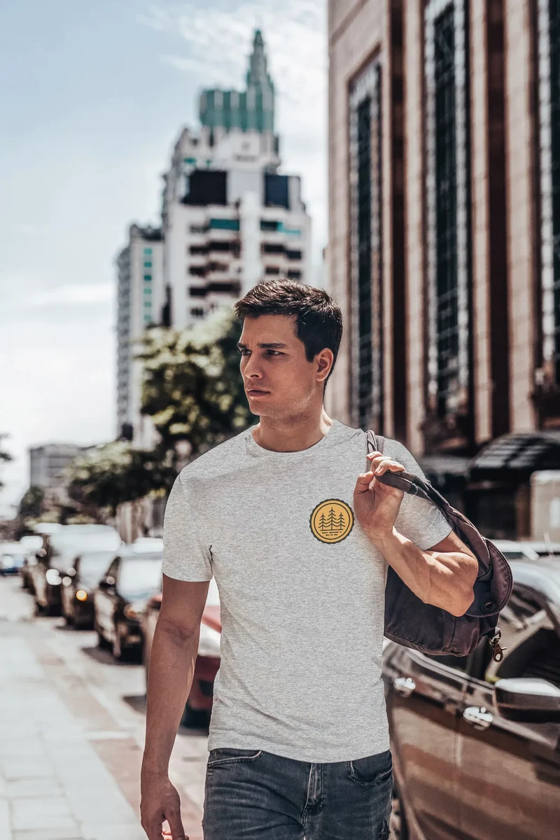 Herren T-Shirt Wald Bäume Logo Badge Naturliebhaber Outdoor Fashion Streetstyle