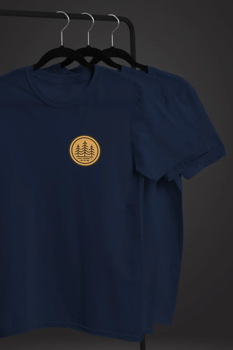 Herren T-Shirt Wald Bäume Logo Badge Naturliebhaber Outdoor Fashion Streetstyle